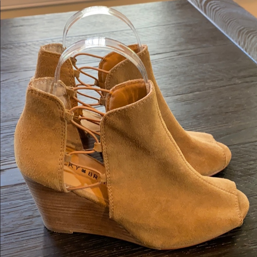 Lucky Brand Reeves Suede Peep-Toe Wedges Size 7